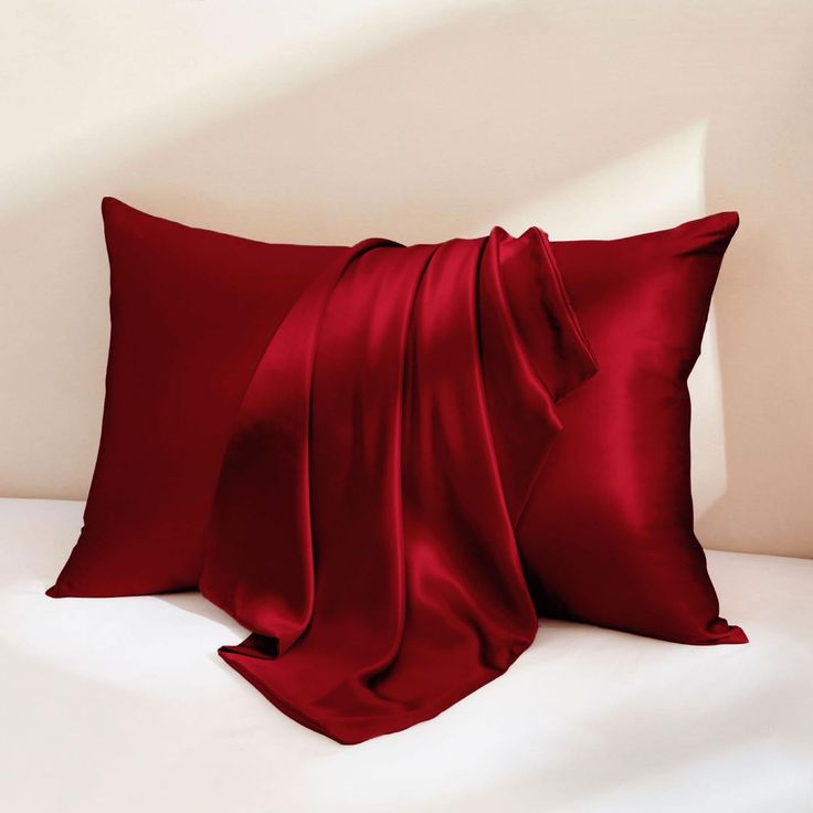 ROMANTIC RED SILK PILLOWCASE